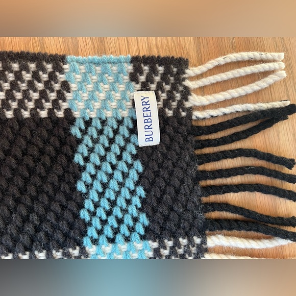 Burberry Jumbo Check Fringe Wool Scarf/Shawl - Picture 5 of 9